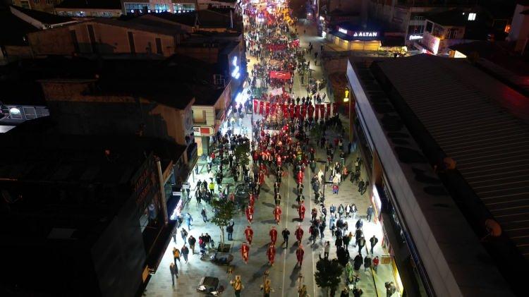 <p><br />
Sporcular ve vatandaşlar ellerindeki Türk bayrakları ve meşaleler ile Anıtpark'a kadar yürüdü.</p>

<p>19 Mayıs Atatürk'ü Anma, Gençlik ve Spor Bayramı etkinlikleri kapsamında Yığılca Kaymakamlığı tarafından da "Gençlik Yürüyüşü" düzenlendi.</p>

<p>Yürüyüşe katılan çok sayıda öğrenci ve vatandaş ellerindeki Türk bayrakları ve fenerlerle sirenler eşliğinde yürüdü.</p>
