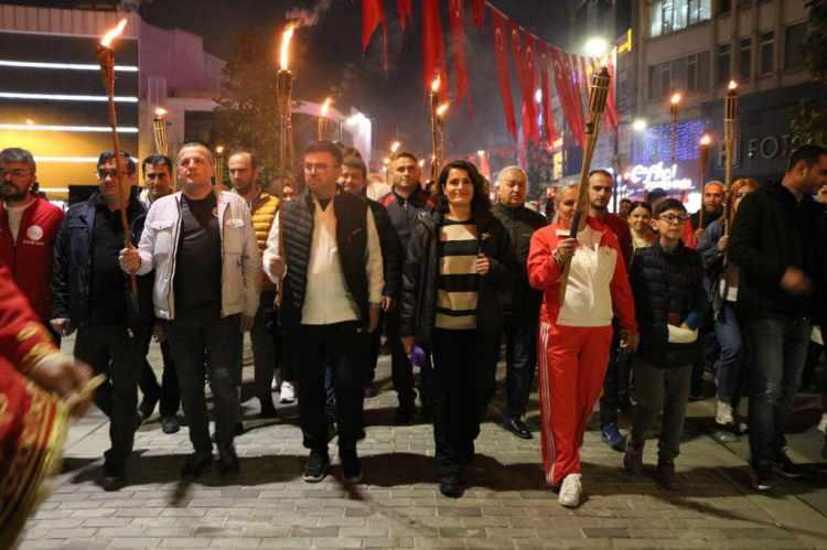 <p>Yığılca Çok Programlı Anadolu Lisesi Bandosu'nun da eşlik ettiği yürüyüş, Anıtpark'ta okunan İstiklal Marşı ile sona erdi.</p>
