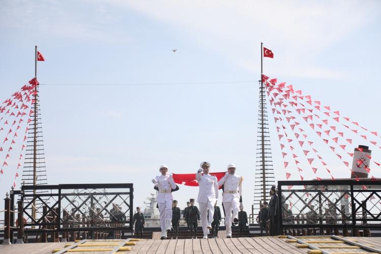 <p>19 Mayıs Atatürk'ü Anma, Gençlik ve Spor Bayramı kutlamaları kapsamında Atatürk'ün Samsun'a gelişi canlandırıldı.</p>

<p>Mustafa Kemal Atatürk'ün Samsun'a çıkışının 104. yıl dönümü dolayısıyla Kurtuluş Yolu'nda, Bandırma Vapuru'nu simgeleyen ve o dönem "Tütün İskelesi" olarak bilinen yerde inşa edilen iskelede tören düzenlendi.</p>
