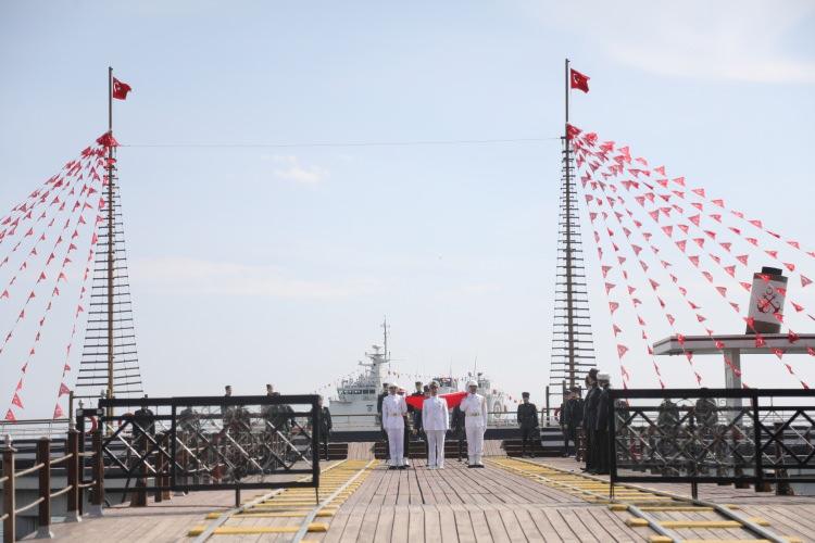 <p>Atatürk ile silah arkadaşlarının heykellerinin de yer aldığı alandaki törende İstiklal Marşı okundu, saygı duruşunda bulunuldu. Ardından Atatürk'ün 19 Mayıs 1919'da karaya çıkmasını sembolize eden Türk bayrağı, bir deniz subayı, iki deniz eri ve iki piyade askeri tarafından taşınarak karaya çıkarıldı.</p>

<p>Vali Zülkif Dağlı, burada yaptığı konuşmada, Büyük Önder Atatürk ve silah arkadaşlarının Samsun'a çıkarak Milli Mücadele'yi başlatışının 104. yılını kutlamanın gururunu yaşadıklarını söyledi.</p>
