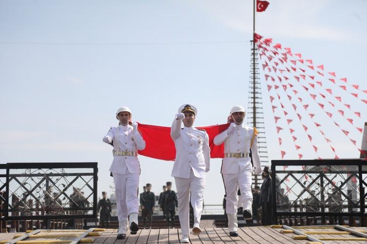 <p>19 Mayıs 1919 tarihinin, Türk milletinin makus talihini değiştirerek bağımsız bir devlet ve özgür bir millet olarak tarih sahnesinde yeniden yer almasını sağladığını vurgulayan Dağlı, şu ifadeleri kullandı:</p>

<p>"Bundan 104 yıl önce bugün Bandırma Vapuru ile tam da bu noktadan Samsun'a çıkan Mustafa Kemal Atatürk ve silah arkadaşları ebediyete kadar hür yaşayacak milletimiz için kurtuluş meşalesini yakmıştır. Şimdi o tarihi anı adeta yeniden yaşıyormuşçasına coşku ve gururla şanlı Türk bayrağımızı temsili olarak karaya çıkaracak ve geleceğimizin teminatı olan gençliğimize teslim edeceğiz. Vatan topraklarımızın üzerinde ilelebet gururla dalgalanacak olan şanlı bayrağımız gelecek nesillerimize ilham vermeye devam edecektir."</p>
