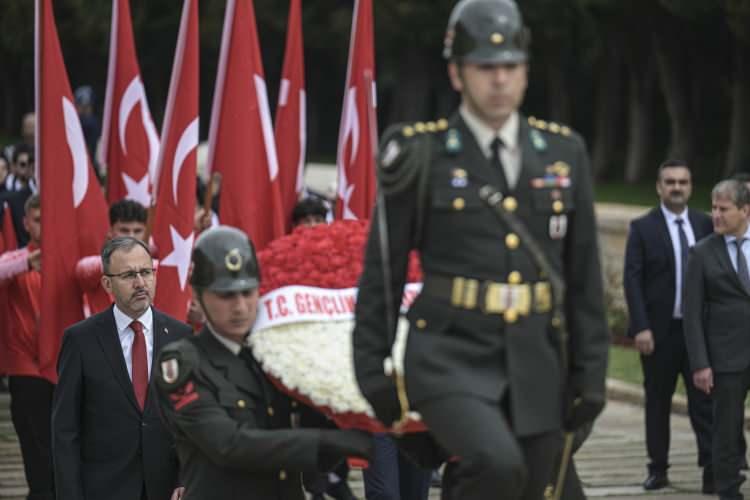 <p>Açıklamalarına 19 Mayıs Atatürk'ü Anma, Gençlik ve Spor Bayramı'nı kutlayarak başlayan Kasapoğlu, "19 Mayıs'ın 104'üncü yılındayız. Gazi Mustafa Kemal Atatürk'ün Samsun'da yaktığı istiklal meşalesinin 104'üncü yılında yine aynı ruh, yine aynı inanç ve aynı azimle yarınlara yürüyoruz." dedi.</p>
