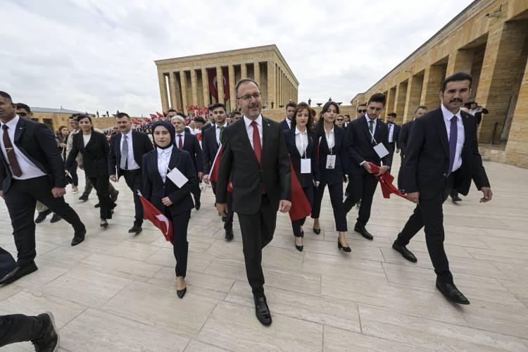 <p><br />
Gençlerin önünü her alanda açmaya devam edeceklerini vurgulayan Bakan Kasapoğlu, "Bugünlerimizin, yarınlarımızın teminatı gençlerle birlikteyiz. Türkiye yüzyılı, gençlerimizin omzunda sporda, sanatta, bilimde, sanayide, teknolojide her alanda güçlü bir yüzyıl olarak yükselecek." ifadelerini kullandı.</p>
