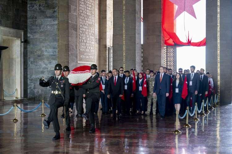 <p>Bu da ayrı bir gurur vesilesi. Bu özel günde milletimizin Atatürk'ü Anma, Gençlik ve Spor Bayramı'nı kutluyorum. İnanıyorum ki gençlerimizle birlikte cumhuriyetimizin 100. yılında bu kutlama çok özel olacak, çok farklı olacak ve yarınlar gençlerimizle birlikte daha aydınlık olacak.""Gençlerimiz sadece ülkemizin değil insanlığın umudu." diyen Kasapoğlu, sözlerini şöyle tamamladı:</p>
