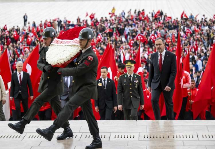 <p>Bakan Kasapoğlu, 19 Mayıs Atatürk'ü Anma, Gençlik ve Spor Bayramı etkinlikleri kapsamında, 81 il, KKTC ve Azerbaycan’dan gelen temsilci gençlerin yanı sıra sporcular ve bakanlık personeliyle Anıtkabir'i ziyaretinin ardından basın mensuplarına açıklamalarda bulundu.</p>
