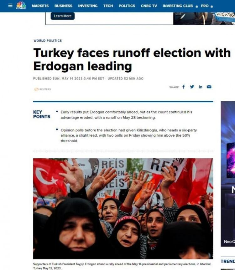 <p><strong>WSJ: SEÇİM SONUÇLARININ KÜRESEL ETKİSİ OLUR</strong></p> <p> </p> <p>ABD'li Washington Post gazetesi dün gerçekleştirilen seçimin Türkiye'nin en başarılı siyasetçisi ve yirmi yıldır lideri olan Erdoğan'ın bugüne kadarki en zorlu sınavı olduğunu belirtti, yarışın tüm dünya tarafından yakından takip edildiğini vurguladı.</p> <p> </p> <p>Wall Street Journal gazetesi, 'Türkiye'de seçimler ikinci tura kalmış gibi görünüyor' ifadesini kullandığı haberinde Türkiye'nin gelecek vadeden bir küresel güç ve NATO üyesi olduğuna dikkat çekti ve seçim sonuçlarının geniş kapsamlı jeopolitik sonuçları olabileceğini yazdı.</p> <p> </p> <p><strong>CNBC: ERDOĞAN KENDİNDEN EMİN GÖRÜNÜYORDU</strong></p> <p> </p> <p>Resmi olmayan sonuçlarına göre siyasi üstünlüğün Cumhurbaşkanı Erdoğan'da olduğunu vurgulayan CNBC, Erdoğan'ın performansına dikkat çekerek  "Erdoğan destekçilerine hitap ederken kendinden emin ve mücadeleci bir ruh içinde görünüyordu" ifadesini kullandı.</p> <p> </p> <p>ABD'nin en büyük yayın organı CNN 'Türkiye'deki kıyasıya yarış ikinci tura kalacak gibi görünüyor' başlıklı haberinde Sinan Oğan'ın oylarının ikinci tur için belirleyici bir rol oynayabileceğini iddia etti.</p> <p> </p> 