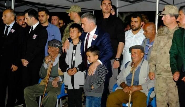 <p>Şehit güvenlik korucusu Cevher Özgün de, Şırnak’ın Uludere ilçesinin İnceler köyünde defnedildi.Jandarma Komando Tugay Komutanlığında düzenlenen törenin ardından şehit Özgün’ün Türk bayrağına sarılı naaşı, İnceler köyüne getirildi.Cenaze namazını İl Müftüsü Ahmet Dilek, köydeki camide kıldırdı. Cemaatin omuzlarında köy mezarlığına götürülen şehidin naaşı gözyaşları ve dualarla toprağa verildi.</p>
