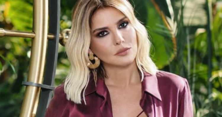 <p><strong>"Gece yarısından beri uçak bulamıyoruz, perişan haldeyiz" diyen Ergen, "Dün gece Gaziantep Havaalanı'nda 1,5 saat uçağın içinde bekledik.</strong></p>