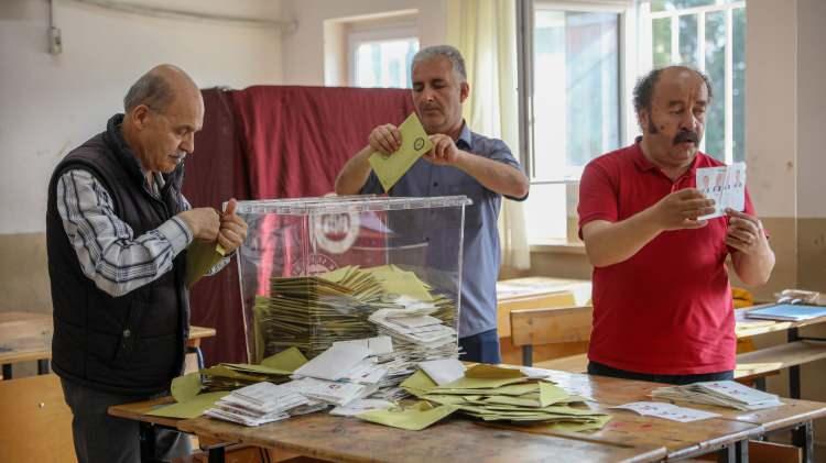 <p>Cumhurbaşkanı seçiminde Başkan Erdoğan'ın oy oranı yüzde 49,50 olurken, Millet İttifakı'nın cumhurbaşkanı adayı ve CHP Genel Başkanı Kemal Kılıçdaroğlu yüzde 44,89 oy aldı. </p>
