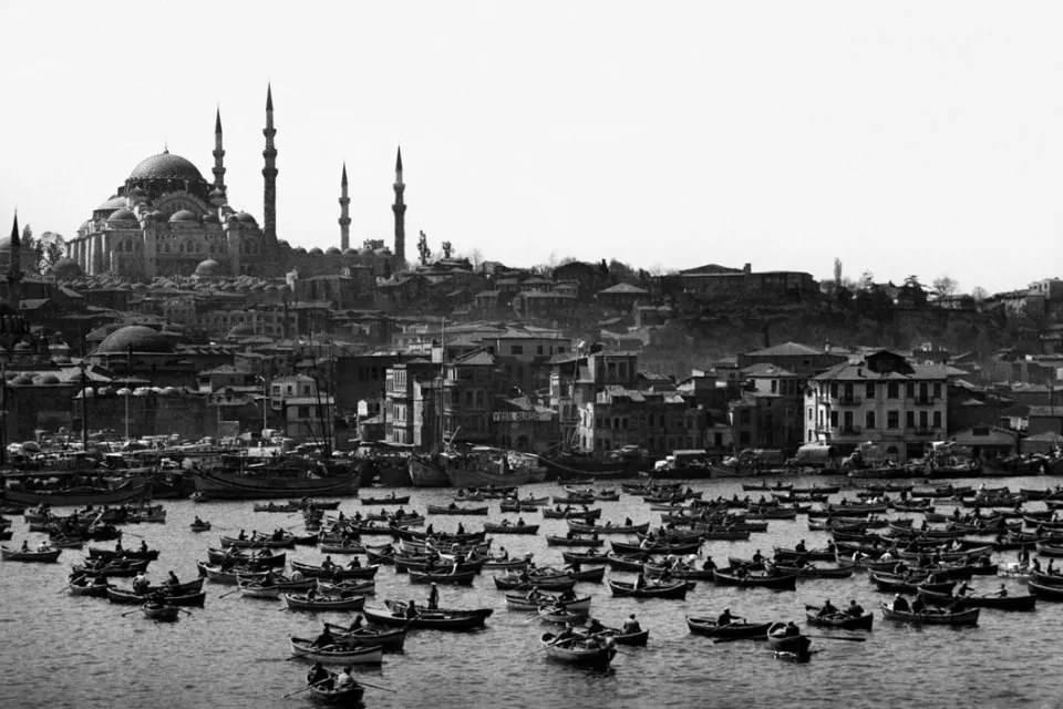 <p>Süleymaniye'nin dört minaresi İstanbul'da yaşamış dört büyük hükümdarı; Fatih Sultan Mehmet, II. Bayezid, Yavuz Sultan Selim ve Kanunî Sultan Süleyman'ı ya da camiyi yaptıranın İstanbul'un fethinden sonraki dördüncü padişah olduğunu temsil eder.</p>