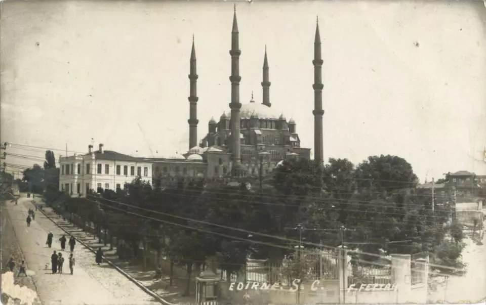 <p>Her yeri aramışlar, ama Mimar Sinan'ı kimse bulamamış. Tam 8 yıl sonra, Mimar Sinan çıkagelmiş. Caminin kaldığı yerden devam etmesini buyurmuş. Sultan Selim, inşaatın 8 yıl beklemesine çok sinirlenmiş: "Tez getirin Sinan'ı" diye buyruk çıkartmış.</p>
