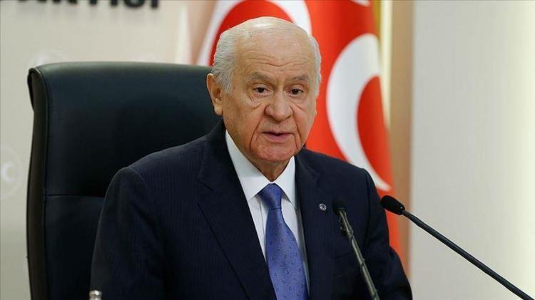 <p>Geçtiğimiz hafta sonu gerçekleştirilen seçimlerin bir diğer kazananı da MHP ve Genel Başkan Devlet Bahçeli oldu. Muhalefete yakınlığıyla bilinen anket şirketleri tarafından oy oranları çok düşük gösterilen MHP, söz konusu aktörleri ters köşe yaptı. MHP lideri Bahçeli'nin seçim kampanyası sürecinde belirttiği üzere muhalefete yakın anket şirketleri MHP hakkında büyük bir yanılgıya düştü.</p>