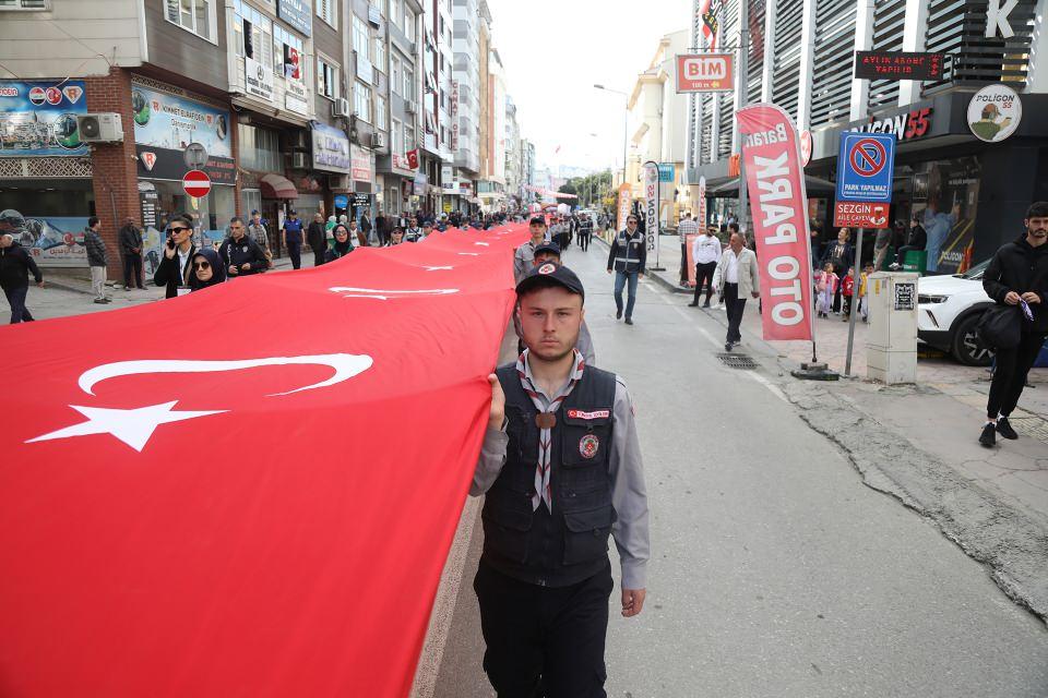 <p>Yürüyüşe, Vali Dağlı ile Samsun Garnizon Komutanı Topçu Albay İbrahim Camcı, İl Emniyet Müdürü Nihat Özen, İl Jandarma Komutanı Kıdemli Albay Ömer Ersever, Sahil Güvenlik Karadeniz Bölge Komutanı Kıdemli Albay Ahmet Bahadır, OMÜ Rektörü Prof. Dr. Yavuz Ünal, Samsun Üniversitesi Rektörü Prof. Dr. Mahmut Aydın ve vatandaşlar katıldı.</p>
