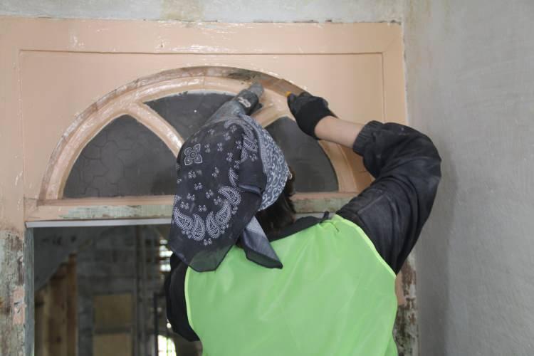 <p>Bu çalışmalar sırasında kubbede, kasnaklarda, kubbe geçişlerinde, pandantiflerde özgün kalem işi süslemeler ve bezemeler bulunmuştur. Ayrıca ahşap yüzeylerde özgün boyamalar mevcut. Onlar da açığa çıkarıldı. Ankara Kültür Varlıklarını Koruma Bölge Müdürlüğü’nden aldığımız gerekli izinler doğrultusunda çalışmalarımıza devam edilmektedir. Bu çalışmalar sonunda restorasyon çalışmalarını başarılı bir şekilde çalışmaları düşünüyoruz” dedi.</p>

