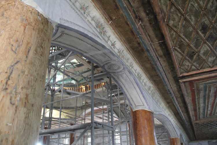<p>Çalışmalarda Osmanlı dönemine ait ve yıllar önce yapılan tadilatlar sırasında üzeri sıvayla kapatılmış, 250 yıllık motifler, kalem işi bezemeler ortaya çıkarıldı. Ortaya çıkarılan motif ve kalem işi bezemeler, restorasyon çalışmasıyla aslına uygun bir şekilde yeniden canlandırılacak. </p>