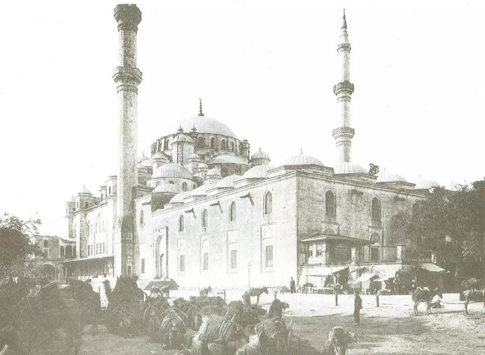 <p>Geçtiğimiz yıllarda Süleymaniye Camii'nin yıkılma tehlikesiyle karşı karşıya kaldığı anlaşılmış.</p>