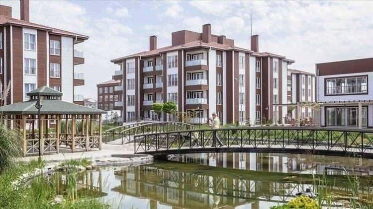 <p>Daha önce satılmayan, yüklenicilerin mülkiyetindeki konutlarla henüz başlamamış, yapımı devam eden projelerden konut edineceklere katkı sağlanıyor.</p>

