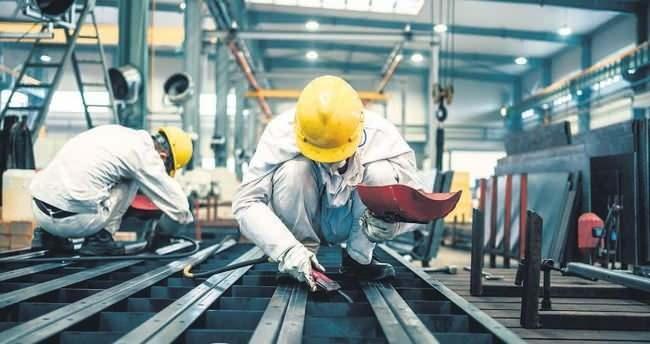 <p><strong>İSTİHDAMDAKİ GENÇLERİN YÜZDE 53,5'İ HİZMET SEKTÖRÜNDE</strong></p>

<p> </p>

<p>Hanehalkı işgücü araştırması sonuçlarına göre genç nüfusun istihdam oranı, <strong>2021 yılında %32,2 iken 2022 yılında %35,3’e yükseldi.</strong> Genç erkeklerde istihdam oranı <strong>2021 yılında %42,8 iken 2022 yılında %46,9, genç kadınlarda bu oran 2021 yılında %21,2 iken 2022 yılında %23,2 oldu.</strong></p>
