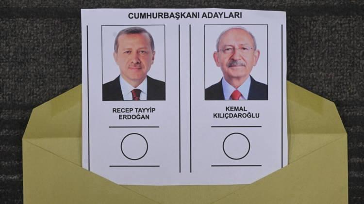 <p><strong>1- Nerede oy kullanılacağı seçmen bilgi kağıdıyla veya internetten öğrenilebilecek</strong></p>
<p>Vatandaşlar ilk olarak nerede ve hangi sandıkta oy kullanacağını öğrenecek. Bu bilgileri içeren seçmen bilgi kağıdı eline ulaşmayanlar, YSK`nın internet sitesinden, e-Devlet kapısından veya Seçmen Sorgulama mobil uygulamasından oy kullanacağı yer ve sandık numarasını öğrenebilecek. Seçmen bilgi kağıdının getirilmesi zorunlu olmayacak.</p>