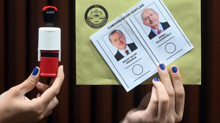 <p>Tüm yurtta oy verme saatleri 08.00-17.00 olarak uygulanacak. Oy vermenin bitiş saati geldiği halde sandık başında oylarını vermek üzere bekleyen seçmenler varsa, sandık kurulu başkanı seçmenleri saydıktan ve kimliklerini aldıktan sonra sırayla oylarını kullanmalarına izin verecek. Saat 17.00`den sonra gelen seçmen oy kullanamayacak.</p>
<p> </p>