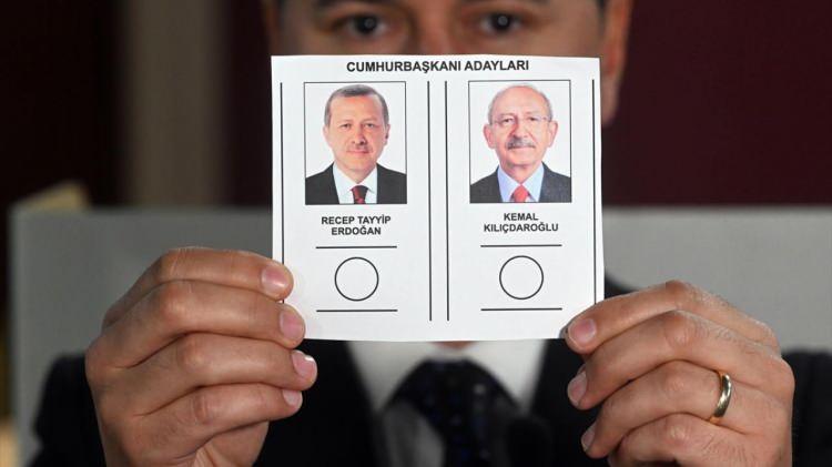 <p><strong>2- Seçmenin üzerinde vatandaşlık numarası olan kimlik belgesini bulundurması gerekecek</strong></p>
<p>Sandık başına gelen seçmen, Türkiye Cumhuriyeti kimlik numarasını taşıyan nüfus cüzdanı, resmi dairelerce verilen soğuk damgalı kimlik kartı, pasaport, evlenme cüzdanı, askerlik belgesi, sürücü belgesi, hakim ve savcılar ile yüksek yargı organı mensuplarına verilen mesleki kimlik kartı, avukat, noter ve askeri kimlik kartı gibi, "kimliğini tereddütsüz ortaya koyan" resimli, resmi nitelikteki belgelerden birini başkana verecek ve seçmen sıra numarasını söyleyecek. Bu belgelerden birini vermeyen seçmen oy kullanamayacak.</p>