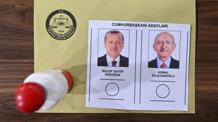 <p><strong>4- Oy pusulasına mühür dışında işaret konulmayacak</strong></p>
<p>Seçmenler, birleşik oy pusulalarında tercih ettiği cumhurbaşkanı adayı için ayrılan bölümden dışarı taşırmadan "TERCİH" veya "EVET" mührünü basarak oyunu kullanacak. Oyun geçerli sayılması için "TERCİH" veya "EVET" mührü dışında oy pusulalarının herhangi bir yerine imza atılmaması, işaret konulmaması gerekecek. Zarfa oy pusulası dışında bir şey konulmayacak. Yanlış oy kullandığını düşünen ve yeni pusula isteyen seçmene yenisi verilmeyecek.</p>