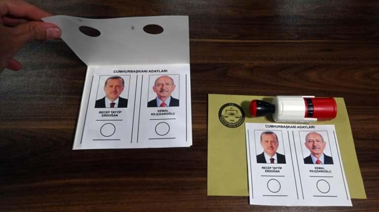 <p>Seçmene, 28 Mayıs günü Cumhurbaşkanı adayları Recep Tayyip Erdoğan ve Kemal Kılıçdaroğlu`nun resim ve isimlerinin bulunduğu oy pusulası verilecek. Tercih yapıldıktan sonra pusula zarfa konulacak, sandığa atılacak.</p>
<p> </p>