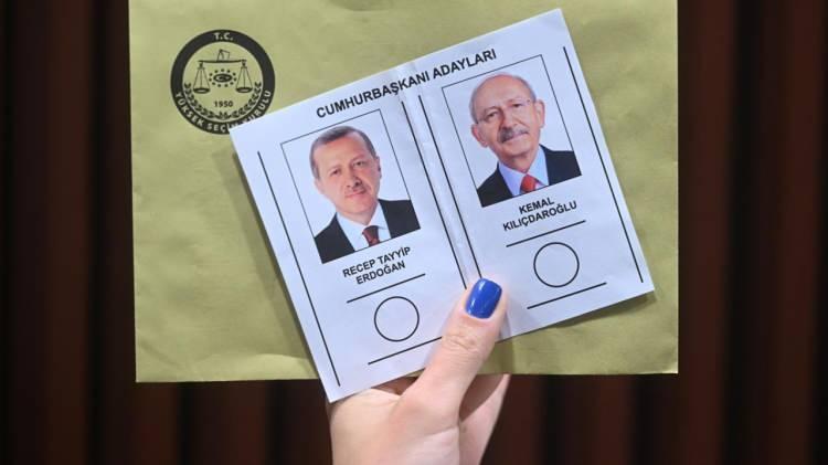 <p>Sandık kurulu ilk olarak ant metnini okuyacak ve başkan tarafından oy sandığı mühürlenecek. Daha sonra oy zarfları sayılacak, oy pusulalarının bulunduğu paketler açılacak ve zarflar ile oy pusulalarının arka yüzlerine mühür basılacak.</p>
<p> </p>