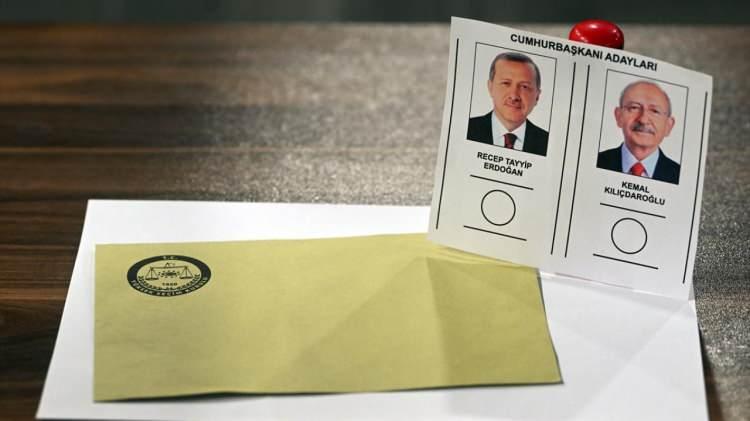 <p>Sandık kurulu görevlisi, seçmenin kimliğini alarak sandık seçmen listesinde ismini bulacak ve kontrollerini yaptıktan sonra Cumhurbaşkanı Seçimi birleşik oy pusulası ile zarf ve mührü vererek kabinde oyunu kullanmasını isteyecek.</p>
<p> </p>