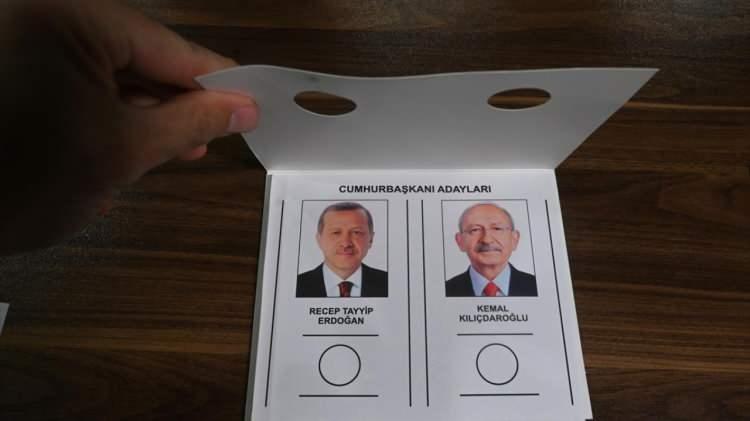 <p><strong>Görme engelliler şablonla oylarını verebilecek</strong></p>
<p>Görme engelli seçmenler, YSK tarafından oy pusulalarına uygun olarak hazırlanan şablon ile oylarını kullanabilecek. Talep etmeleri halinde ise oy pusulası sandık kurulu başkanı, akrabalarından biri, akrabası yoksa diğer herhangi bir seçmenin yardımıyla şablona yerleştirilmek suretiyle oylarını kullanabilecek.</p>