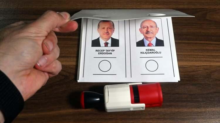 <p>Engelliler, felçliler veya bedeni engelleri açıkça belli olanlar o seçim çevresi seçmeni olan ve o sırada sandık çevresinde bulunan akrabalarından birinin, akrabası yoksa diğer herhangi bir seçmenin yardımı ile oylarını kullanabilecek. Bir seçmen birden fazla engelliye yardım edemeyecek.</p>
<p> </p>