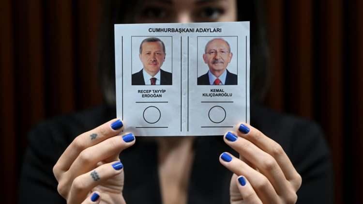 <p>Sandık kurulu başkan veya üyeleri, engelli seçmenlere yardım etmek amacıyla oy verme kabinine giremeyecek, oy kullanma sırasında yardım edemeyecek.</p>

<p> </p>
