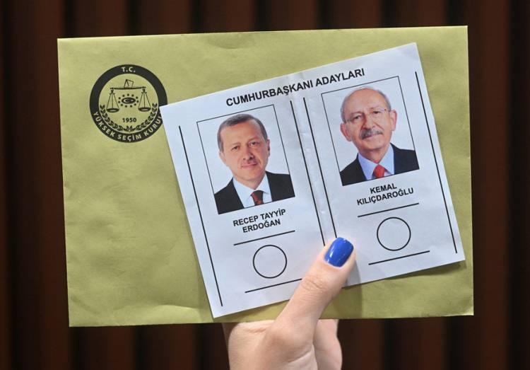 <p>Sandıklar kapandıktan sonra oy sayımına geçilecek. Sonuçların tutanağa bağlanmasının ardından, sandık kurulu başkanınca kurayla iki siyasi partili üye belirlenecek ve oylar ilçe seçim kuruluna götürülecek.</p>
<p> </p>