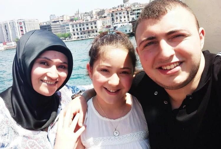 <p>İstanbul'da iddiaya göre 2.5 yıl önce Sevgi Demirci oğlu Eren Polat ve kızı Rümeysa Polat ile birlikte şüpheli bir şekilde kayboldu. </p>
