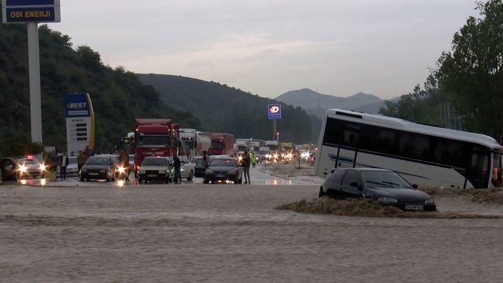 <p>Kısa sürede yollar sular altında kalırken, araçlar ilerlemekte güçlük çekti. Vatandaşlar ve sürücüler zor anlar yaşadı.</p>
