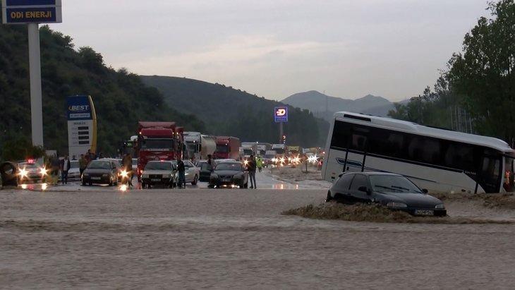 <p>Kısa sürede yollar sular altında kalırken, araçlar ilerlemekte güçlük çekti. Vatandaşlar ve sürücüler zor anlar yaşadı.</p>