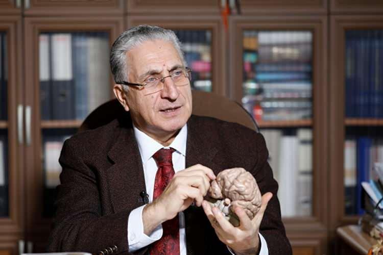 <p>Dünyaca ünlü beyin cerrahı, bilim insanı Prof. Dr. İsmail Hakkı Aydın, beyin cerrahisi alanında sınava tabi tuttuğu ChatGPT'nin 100 sorudan 97'sini bildiğini belirtti.</p>
