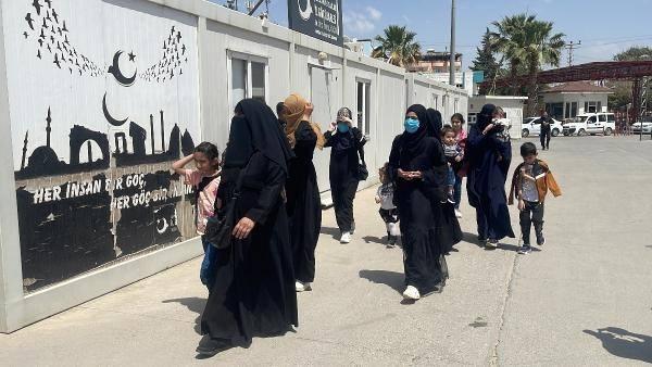 <p>Türkiye’nin danışmanlığında yerel meclisler eliyle hayatın normalleşmesine yönelik olarak eğitimden sağlığa, gençlikten spora, ulaştırmadan altyapıya, ticaretin artırılmasına, kolluk ve adalet hizmetlerinin sağlanmasına kadar yaşanan bu dönüşüm hem gönüllü geri dönüşler için bölgeyi cazip hale getirdi hem de Türkiye’ye yönelik göç hareketlerini engelledi.</p>