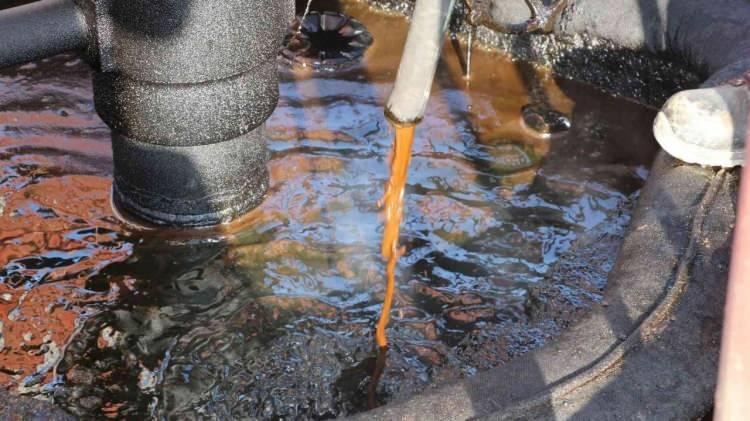 <p><strong>"ESMA ÇEVİK SAHASI 16 MİLYAR DOLARLIK BİR KEŞİF OLDU"</strong></p>
<p>Şu ana kadar yapılan sondaj çalışmaların tamamında petrol çıktığını kaydeden Vali Bilgin, bazı kuyularda bin 500, bazı kuyularda 2 bin varil şeklinde çıktığını dile getirdi.</p>
<p> </p>