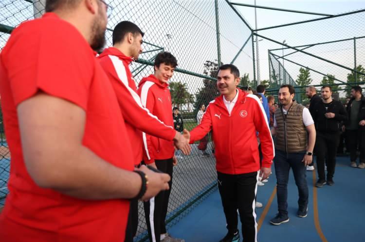 <p>Gençlerin fikirlerini alma hedefiyle, onlarla sıkça bir araya geldiklerini vurgulayan Bakan Kurum, “Gençlerin görüşleri doğrultusunda biz 21 yıldır, 81 ilimizde inşa ve ihya hareketini yürütüyor ve eserlerimizi yapıyoruz. 81 ilimizde, her gencimiz aynı şartlardan istifade etsin istiyoruz.” ifadelerine yer verdi.</p>