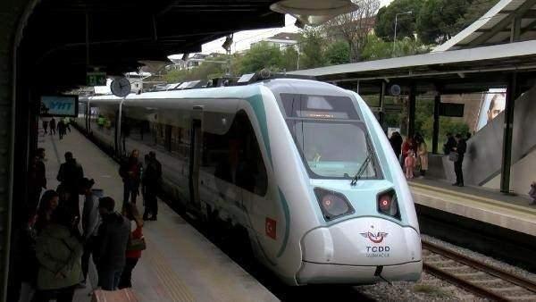 <p>Ulaştırma ve Altyapı Bakanı Adil Karaismailoğlu, yerli ve milli trenin ilk kez bugün saat 20.10'da Adapazarı'ndan yolcu taşımaya başlayacağını açıkladı.</p>

<div> </div>
