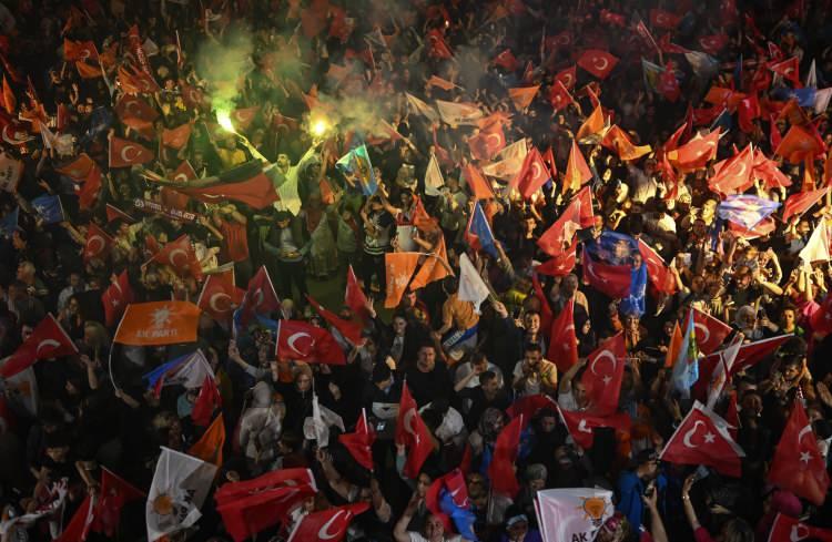 <p>Öte yandan AK Parti İzmir İl Başkanlığı binası çevresinde trafik yoğunluğu oluştu. Bina önünde kutlamalar için kurulan platform çevresinde toplanan çok sayıda vatandaş seçim şarkıları eşliğinde sloganlar attı.</p>
