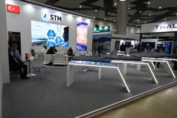 <p>Malezya'dan alınacak bir işle beraber çok daha büyük bir potansiyele fırsat açılacağını düşünüyoruz. Denizaltı modernizasyonunu konuşuyoruz. LMS olsun, başka ihaleler var, Sahil Güvenlik Komutanlığının ihtiyaçları var. Onlara yönelik de bugüne kadar çok yoğun şekilde değerlendirmeler yapmayı başardık. Açıkçası gördüğümüz ilgi de biz son derece mutlu ediyor ve ümitler veriyor bir tarafta."</p>
