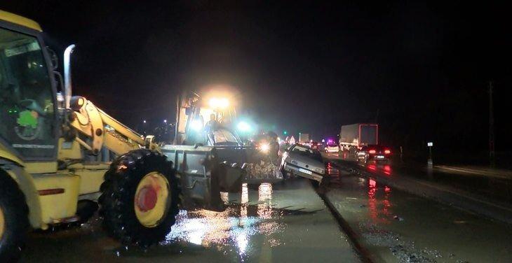 <p>Polis ekipleri kazaları önlemek amacıyla Ankara-Kırıkkale yolunu geçici süreyle trafiğe kapatınca uzun araç kuyrukları oluştu, vatandaşlar saatlerce mahsur kaldı. Suların çekilmesiyle birlikte Ankara-Kırıkkale yolu tekrar trafiğe açıldı.</p>