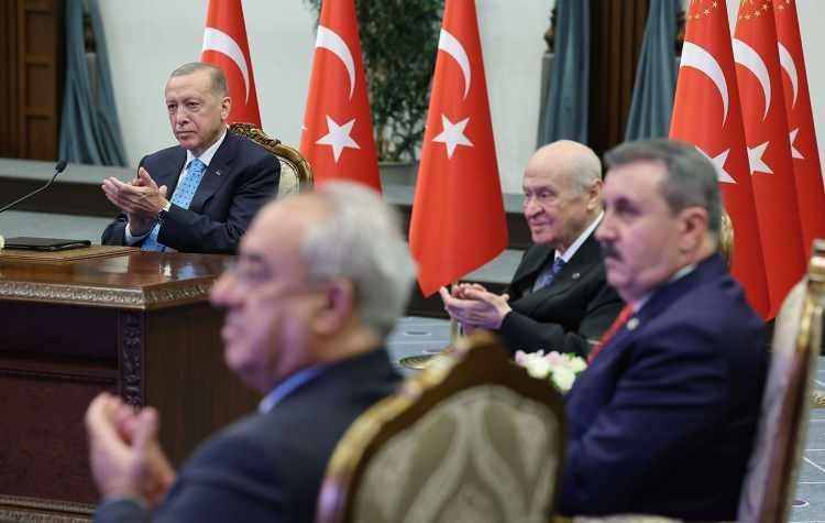 <p><strong>27 NISAN 2023... TÜRKİYE'DE NÜKLEER ÇAĞ BAŞLADI</strong></p>
<p>Akkuyu Nükleer Güç Santrali’ne ilk yakıtlar geldi. Akkuyu "nükleer tesis" statüsü kazandı.</p>