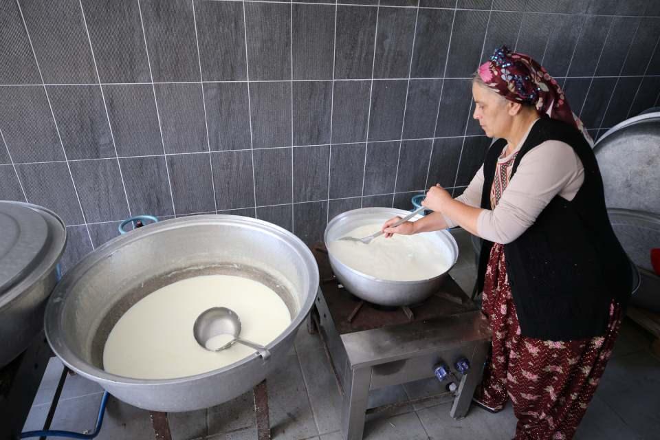 <p>Tikvenik böreğini gelecek kuşaklara tanıtmak istediğini ifade eden Sevimler, "Pomak yemekleri çok lezzetli. Gençlerimiz bu lezzetleri unuttu. Şimdi bu kültürümüzü tazelemeye çalışıyoruz." diye konuştu.</p>

<p> </p>
