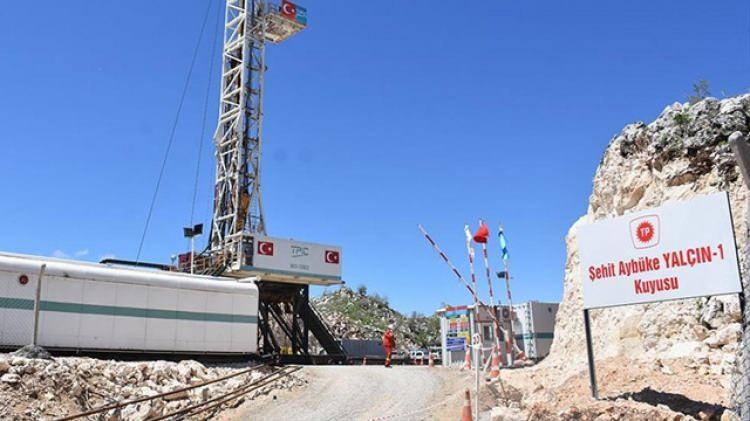 <p>Yeni buluşun müjdesini veren Şırnak Valisi Osman Bilgin, Şehit Astsubay Esma Çevik bölgesinde yapılan 21. kuyu sondaj çalışmasında günlük 15 bin varil petrol rezervi bulunduğunu söyledi.</p>
