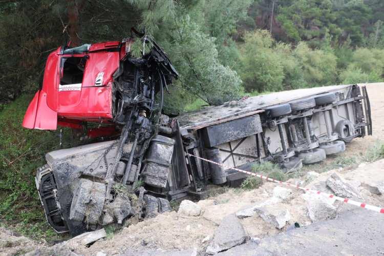 <p>Karşı şeride geçip metrelerce sürüklediği otomobili hurdaya döndüren tır, ormanlık alana devrildi. Kazayı gören vatandaşlar, araçta sıkışan ailenin yardımına koştu.</p>