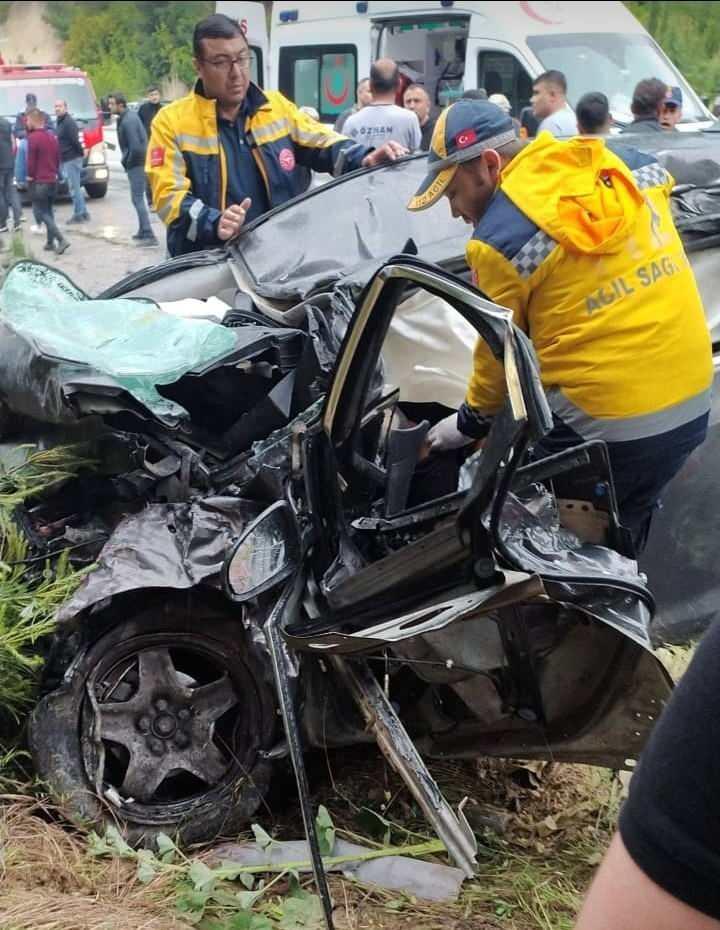 <p>Muğla'da aynı hastanede görev yaptığı karısını, yeni görev yeri olan Manisa'ya götürmek üzere yola çıkan sağlıkçının otomobili, kontrolden çıkan tırın altında ezildi. </p>
