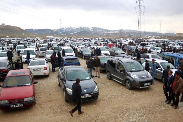 <p>Bu trendin seçim sonrasında da devam edeceğine işaret eden Yalçın, “<strong>Fiyatlarda düşüş beklenmiyor. İkinci el otomobil piyasasında talep hala çok yüksek. Çünkü ikinci el araç piyasasında satın alınabilecek otomobil sayısı belli. Kurun artışına paralel fiyatlar da artacaktır"</strong> dedi.</p>
